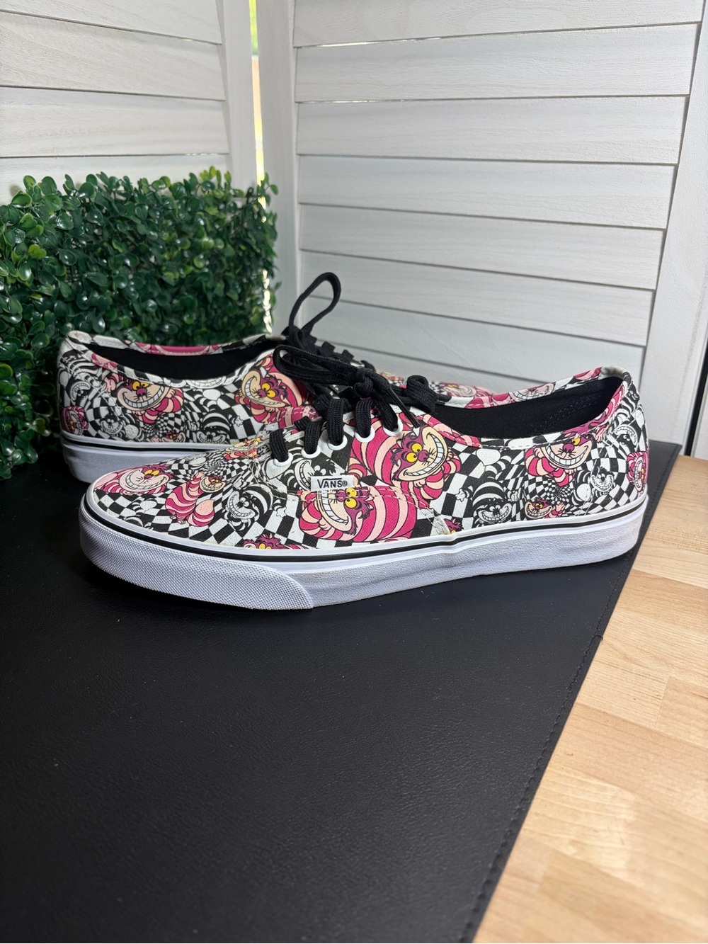 Vans Authentic Disney Cheshire Cat Men Size 11 Women 12.5 Alice in Wonderland